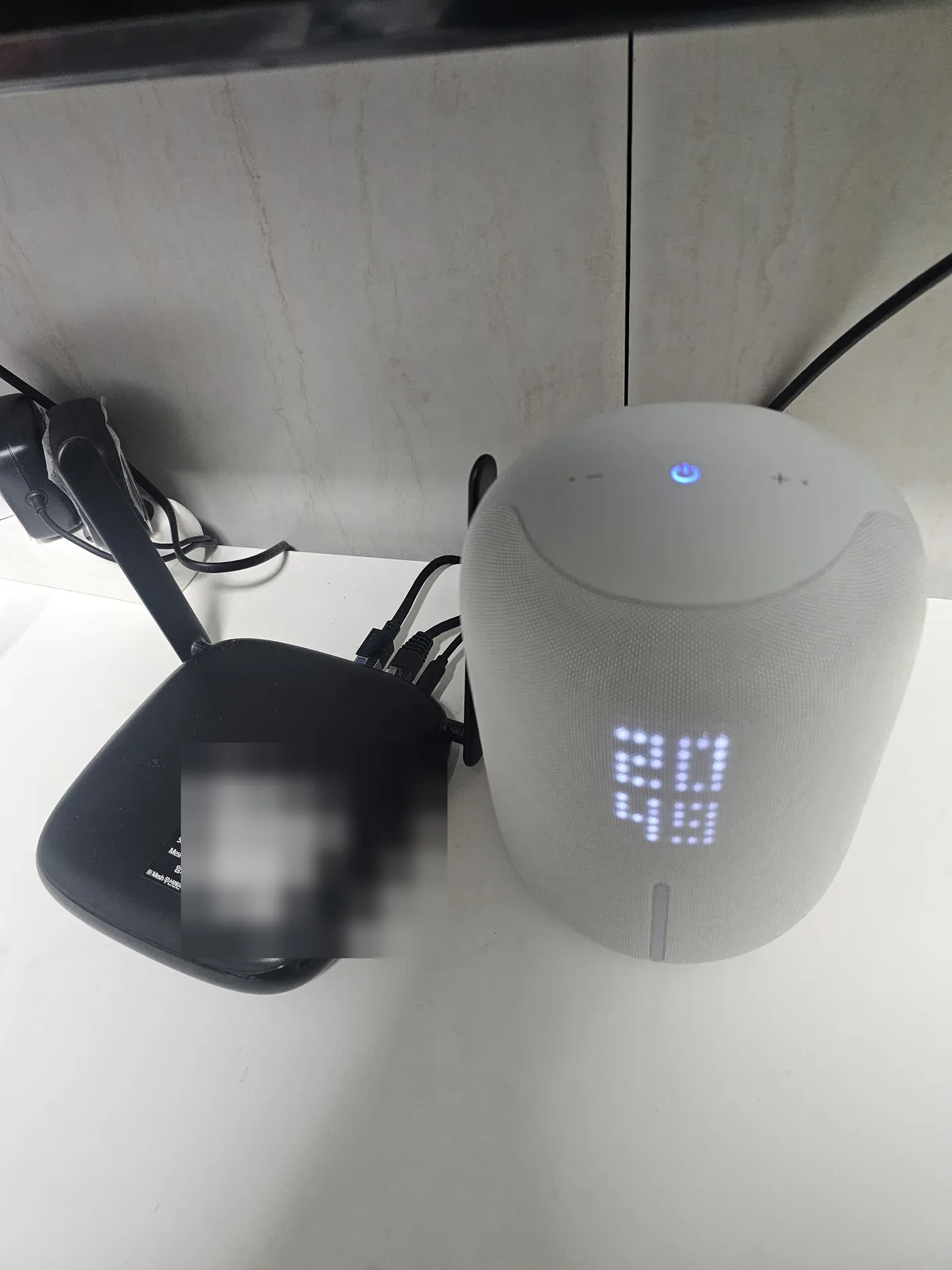 KT 기가 WiFi 가정용 공유기 실물 — 유선 기가 속도를 무선으로