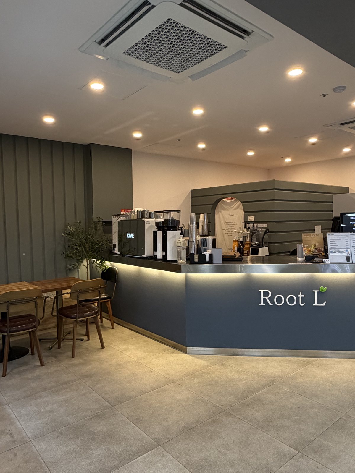 Root L 카운터와 좌석 공간