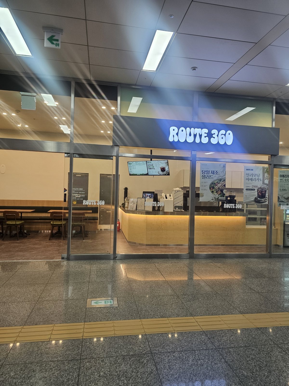 역세권 콘코스 ROUTE 360 매장 입구